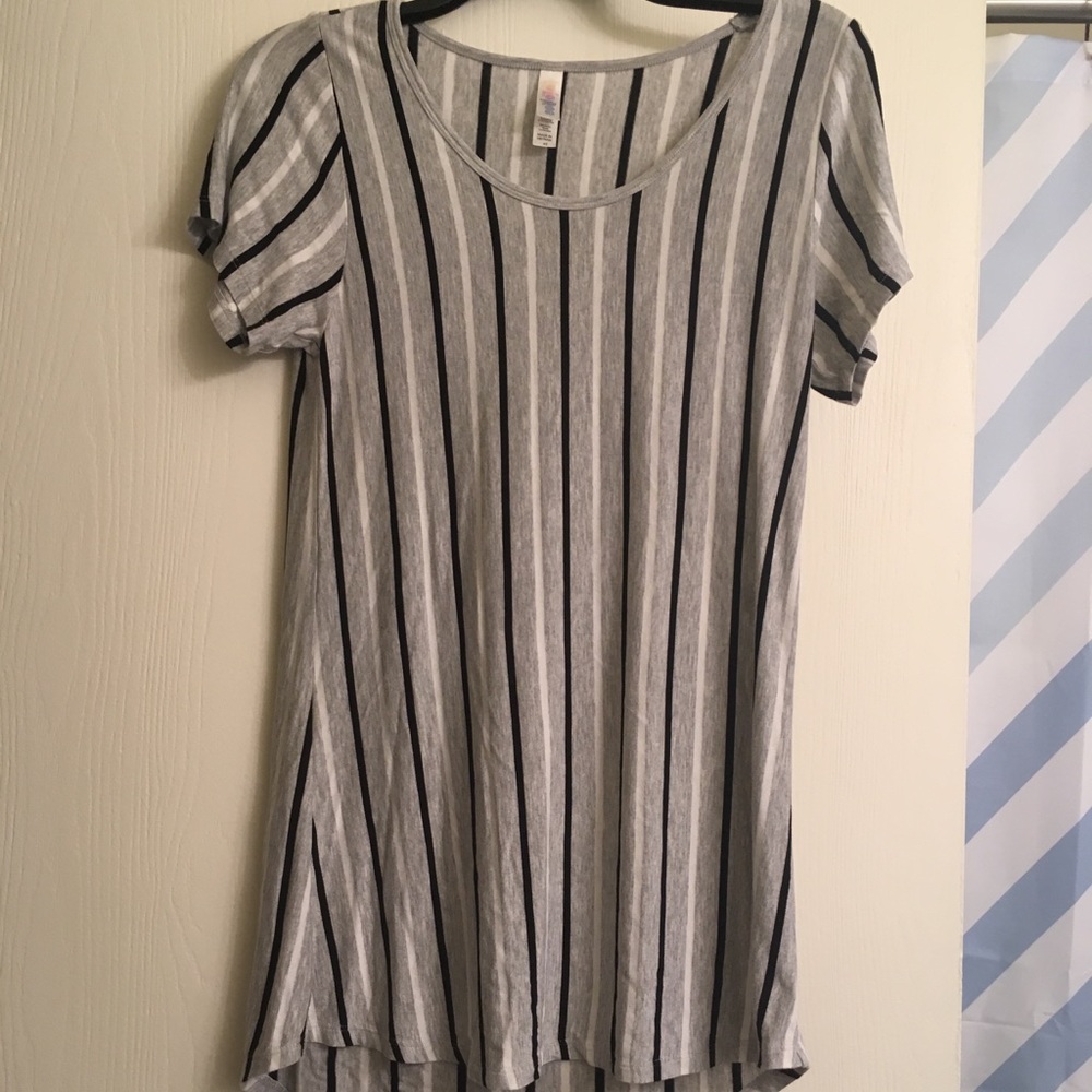 EUC Lularoe XS Classic tee